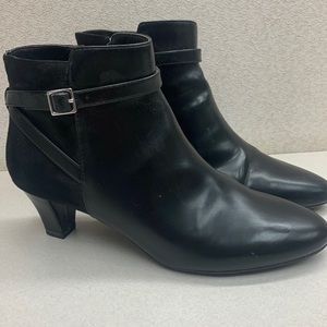 Adorable black ankle boots!